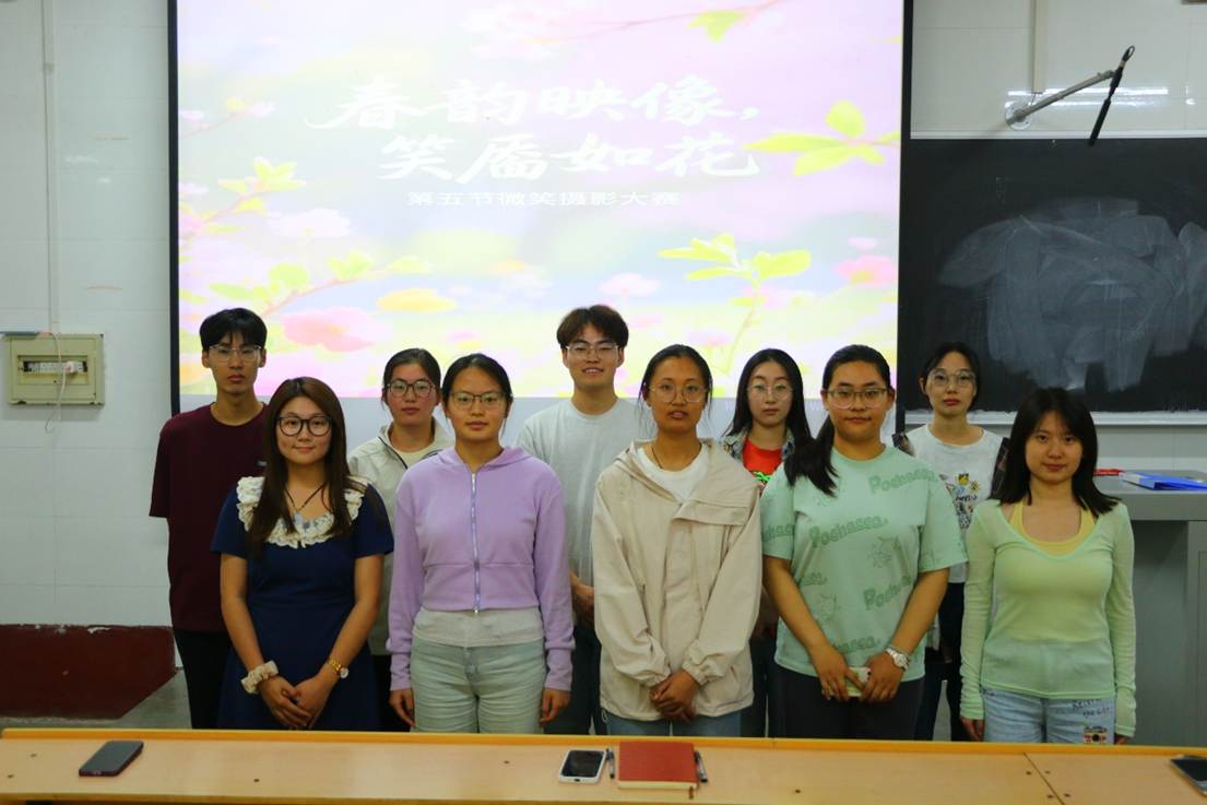 一群人站在一起 AI 生成的内容可能不正确。